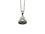 un gros plan d'un collier composé d'une perle noire montée sur une chaîne