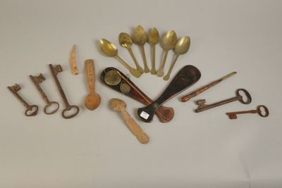de nombreux types de cuillères et de cuillères-cuillères sur la table
