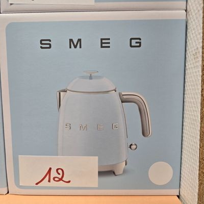 emballage d'une bouilloire électrique bleue et blanche posée sur une table