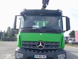 un camion vert garé sur le parking