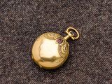 une montre de poche en or sertie d'une pierre rose