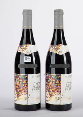 deux bouteilles de vin décorées de confettis