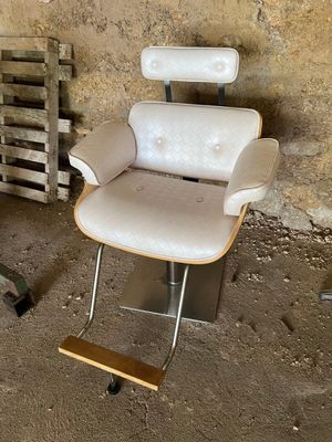 deux chaises assises l'une à côté de l'autre dans une pièce