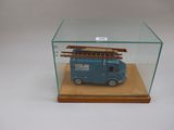 une vitrine contenant un camion miniature