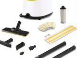 gros plan d'un aspirateur et de produits de nettoyage sur fond blanc