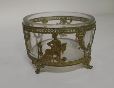 une image représentant un bol en verre sur lequel figurent un homme et une femme