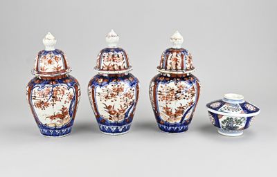 quatre vases bleus et blancs disposés les uns à côté des autres