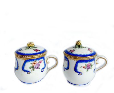 deux tasses ornées de fleurs