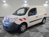 la photo d'une camionnette blanche garée dans un garage