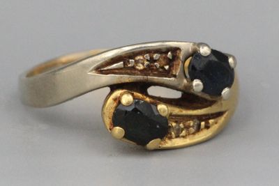 une photo d'une bague en or sertie de diamants noirs