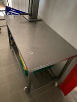 Une table en inox à claies médianes, sur roulettes Dimension… (photo 2)
