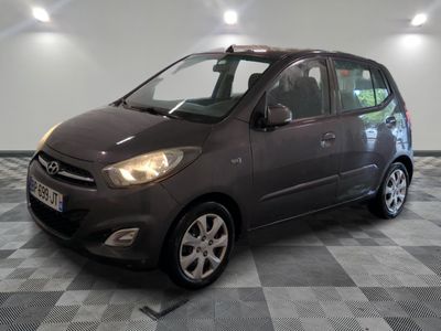 la photo d'une petite voiture garée dans un garage