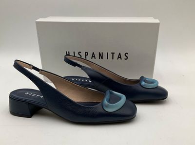 une paire de chaussures bleues avec un nœud bleu au talon