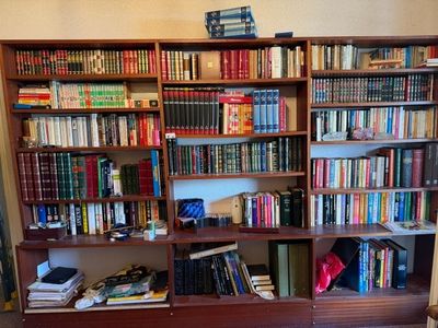 Ensemble comprenant une bibliothèque est un important lot de…