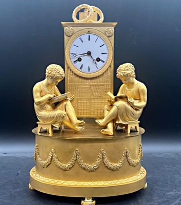 une horloge posée sur une table