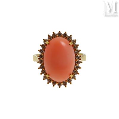 une image représentant une bague ornée d'un corail entouré de diamants bruns
