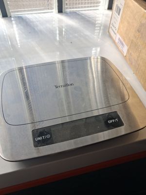 une photo d'une balance de cuisine posée sur un plan de travail