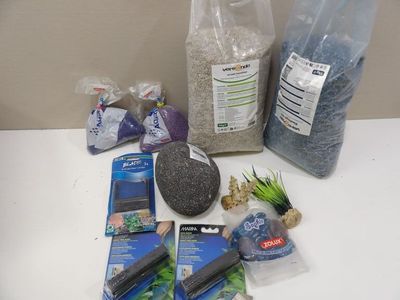de nombreux objets posés sur une table