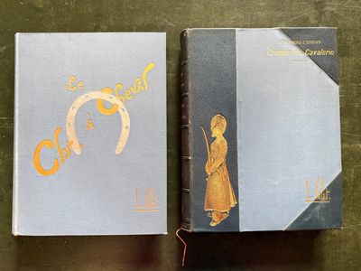 deux livres posés l'un à côté de l'autre sur une table