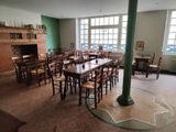 des tables et des chaises dans une pièce avec une cheminée au milieu