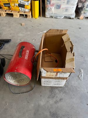 une boîte contenant un objet rouge, à côté d'une boîte contenant un objet rouge