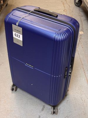 une valise bleue posée par terre