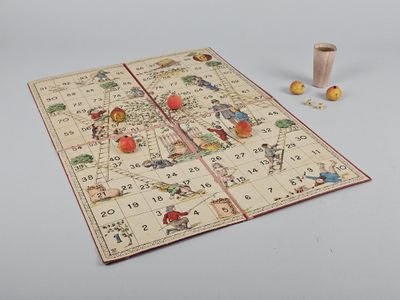 une vieille carte avec un rouleau de ruban adhésif à côté