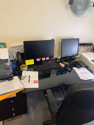 un bureau sur lequel se trouvent deux ordinateurs et un écran