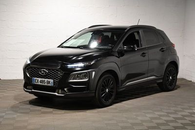 Le nouveau SUV Hyundai Kona est garé dans un garage.
