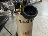 une image d'un petit compresseur d'air dans un garage