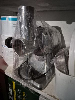 tout un tas d'objets posés sur une étagère