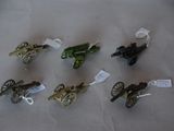tout un tas de petites voitures miniatures posées sur une table