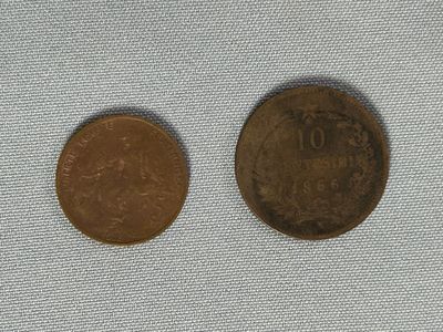 une image représentant un penny et un penny posé sur un tissu blanc