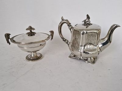 Sucrier sur piédouche et son couvercle en métal argenté à dé…