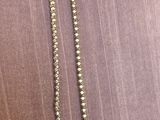 un collier orné d'un œil maléfique, posé sur une table