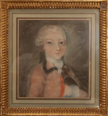 portrait d'un jeune homme vêtu d'un manteau rouge et d'un nœud papillon noir