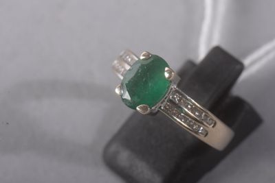 Gros plan sur une bague ornée d'une pierre verte