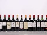 de nombreuses bouteilles de vin alignées