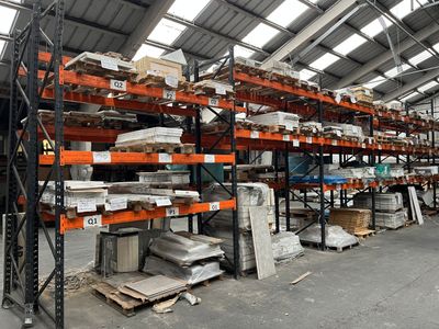 dix-sept éléments de racks métalliques orange et bleu gros p…