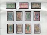 un ensemble de timbres posés sur une feuille de papier, posée elle-même sur une table