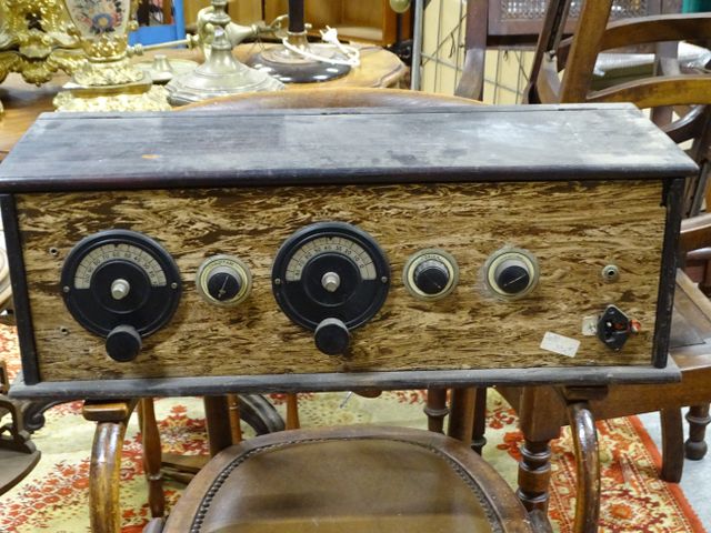 Radio à lampe ancienne
