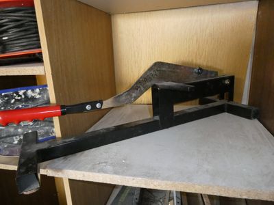une pince fixée sur le dessus d'une étagère