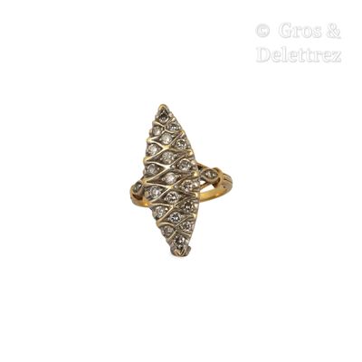 gros plan d'une bague en or avec des diamants sur fond blanc