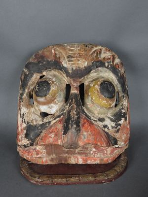une image représentant un masque en bois avec deux yeux