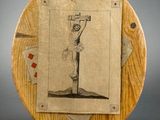 l'image d'un tableau représentant un homme sur une croix, sur une plaque en bois