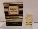 une photo d'un flacon de parfum posé sur un comptoir