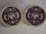 paire d'assiettes décoratives bleues et dorées représentant un lion et une tête de lion
