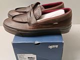 une paire de chaussures bateau en cuir marron pour homme posée sur une boîte bleue