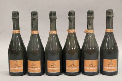six bouteilles de champagne sont alignées