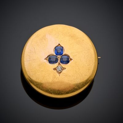 Broche ronde en or jaune 750 millièmes, sertie de trois saphirs taille - Photo 1
